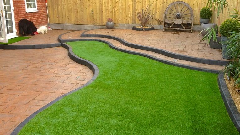  The pros and cons of installing artificial grass in the lawn