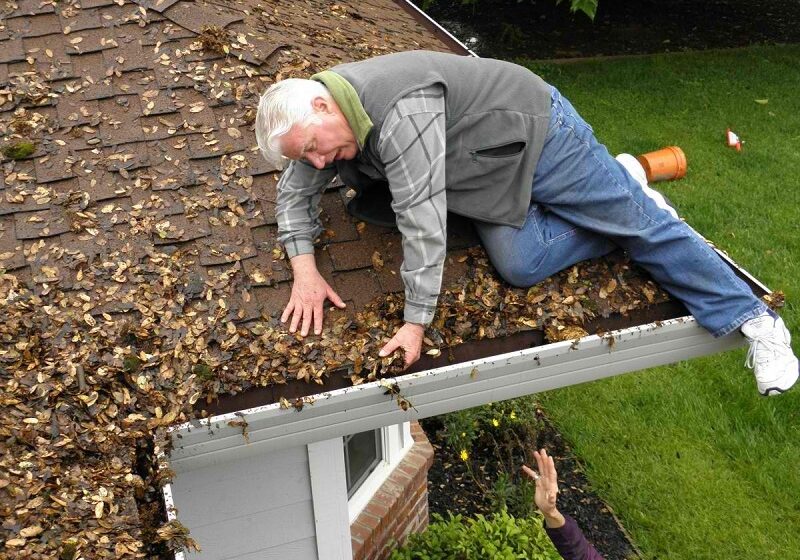 Why It Is Best to Hired Professionals to Clean Your Gutters